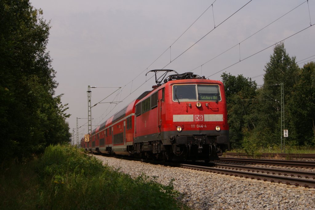 111 044-4 mit einem RE nach Salzburg zwischen Haar und Vaterstetten am 03.08.2011