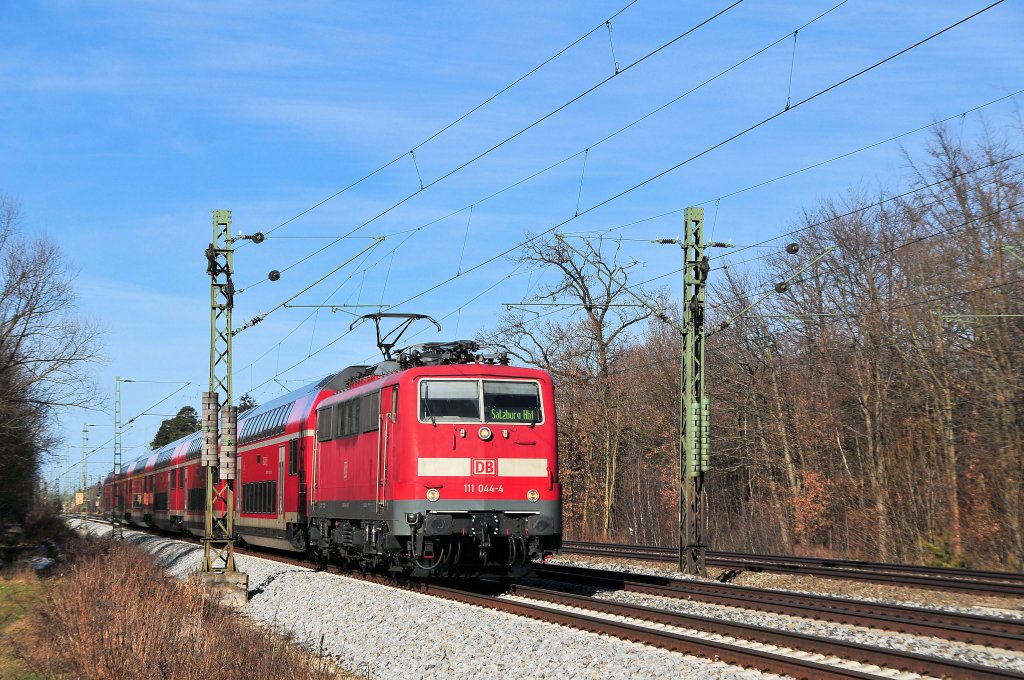 111 044 am 27.02.10 mit RE 30015 nach Salzburg in Haar/M�nchen