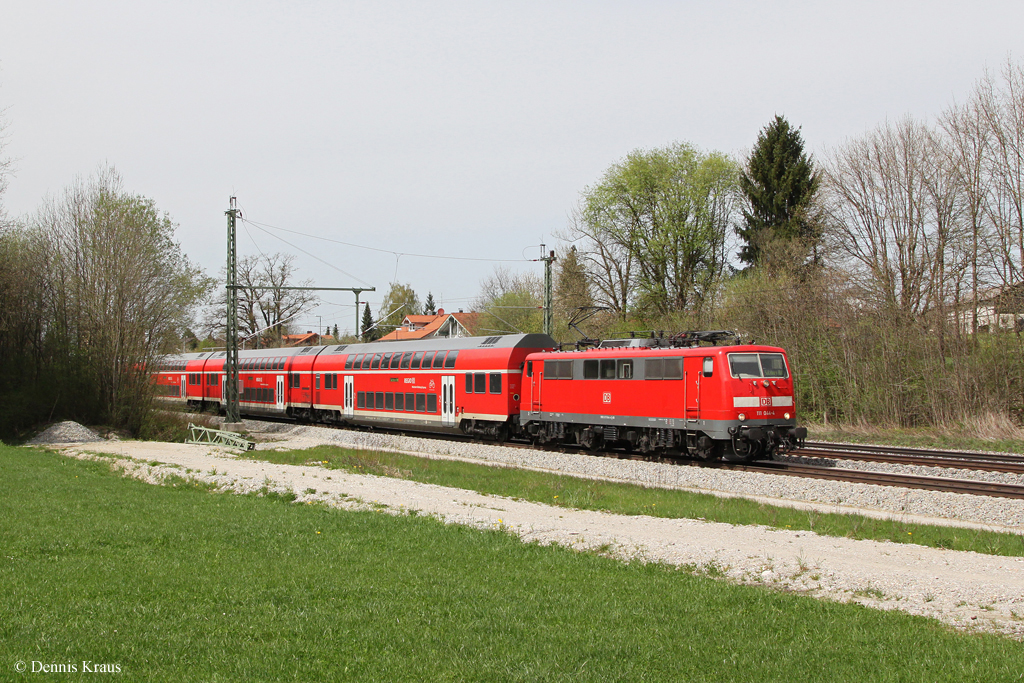 111 044 mit RE 79021 am 26.04.2013 bei Ostermnchen.