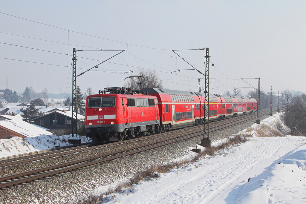 111 044 mit RE 79022 am 12.02.2012 bei Ostermnchen.