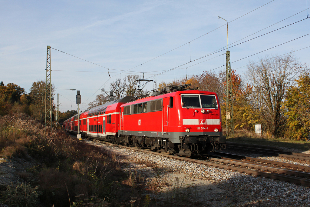 111 044 offensichtlich mit frischem Lack mit RE 79025 am 28.10.2011 in Aling.