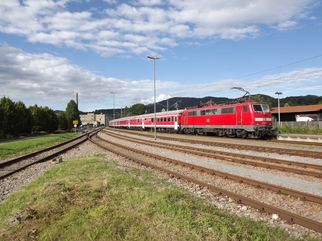 111 045-1 hatte am 08.07.2012 Dienst vor dem RE 38958 der als Murgtler-Rad-Express von Freudenstadt nach Mannheim verkehrt. Hier bei der Ausfahrt aus dem Bahnhof Gernsbach (RGS).
