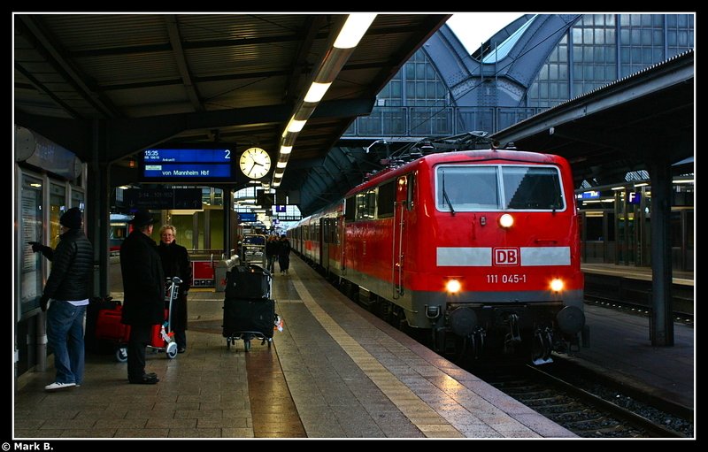 111 045 ist gerade im Karlsruher Hauptbahnhof angekommen.