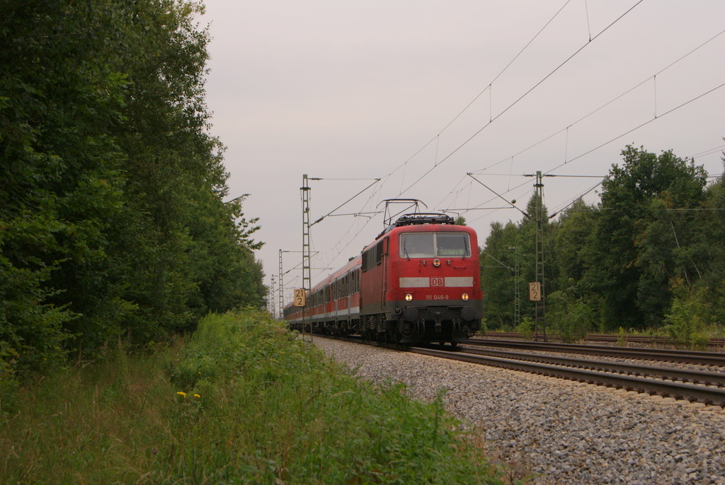 111 046-9 mit einem RE nach Salzburg zwischen Haar und Vaterstetten am 03.08.2011