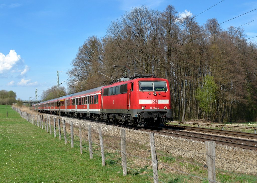 111 046 mit einem RE nach Salzburg Hbf am 03.04.2011 unterwegs am B� Vogl.
