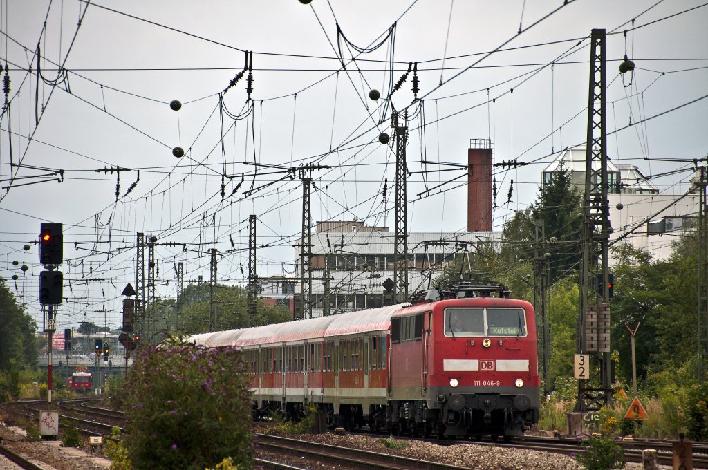 111 046 mit RE nach Kufstein am 18.08.2010 bei der Durchfahrt durch Mnchen Heimeranplatz.