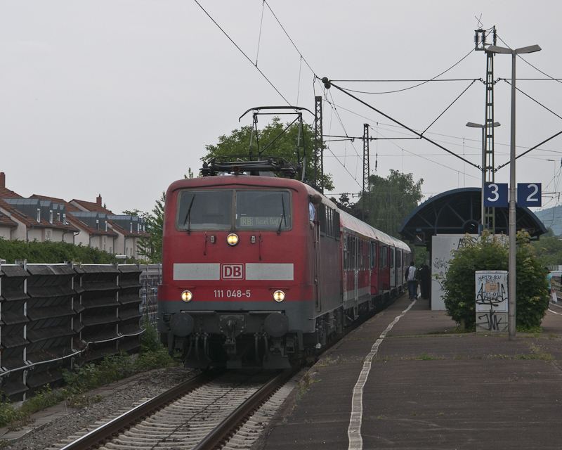 111 048-5 am 2. Juni 2010 in Denzlingen auerplanmig auf Gleis 3.