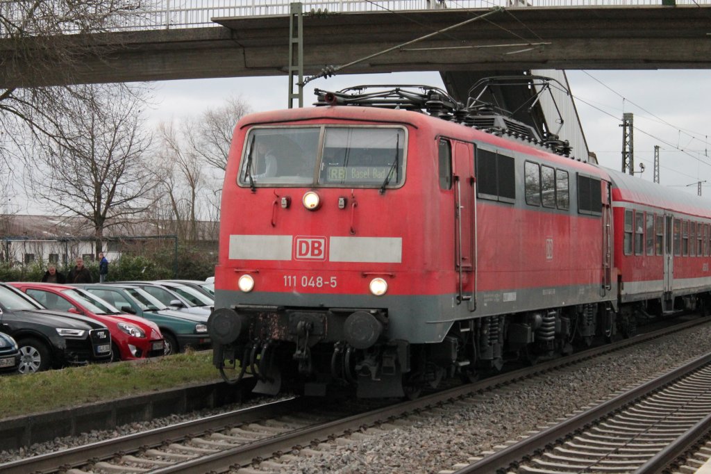 111 048-5 mit RB im Bahnhof von Orschweier. (28.01.2013)