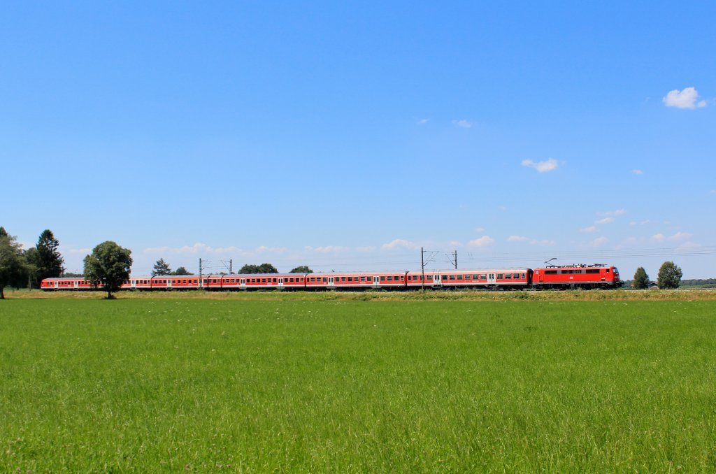 111 049-3 mit einem RE auf dem Weg nach Salzburg, aufgenommen am 23. Juli 2013 bei bersee.