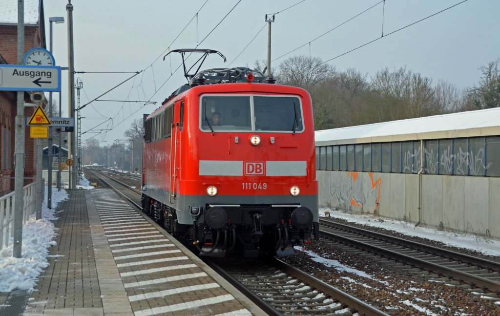 111 049 befand sich am 08.02.12 auf einer Probefahrt vom Werk Dessau. Sie fuhr durch Burgkemnitz Richtung Wittenberg.