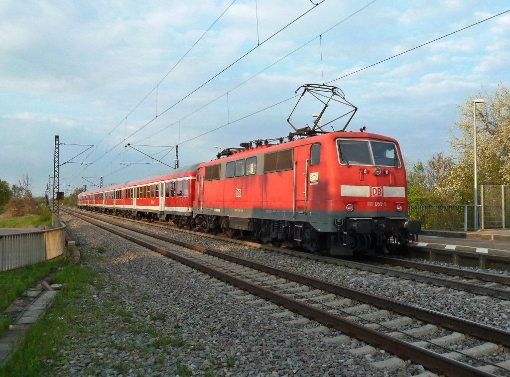 111 050-0 mit einer RB am 13.04.12 bei der Ausfahrt aus dem Bahnhof Buggingen. In Gegenrichtung fuhr gerade die frisch lackierte 111 061 mit einer Dosto-Granitur aus. Leider konnte ich kein Foto mehr machen.