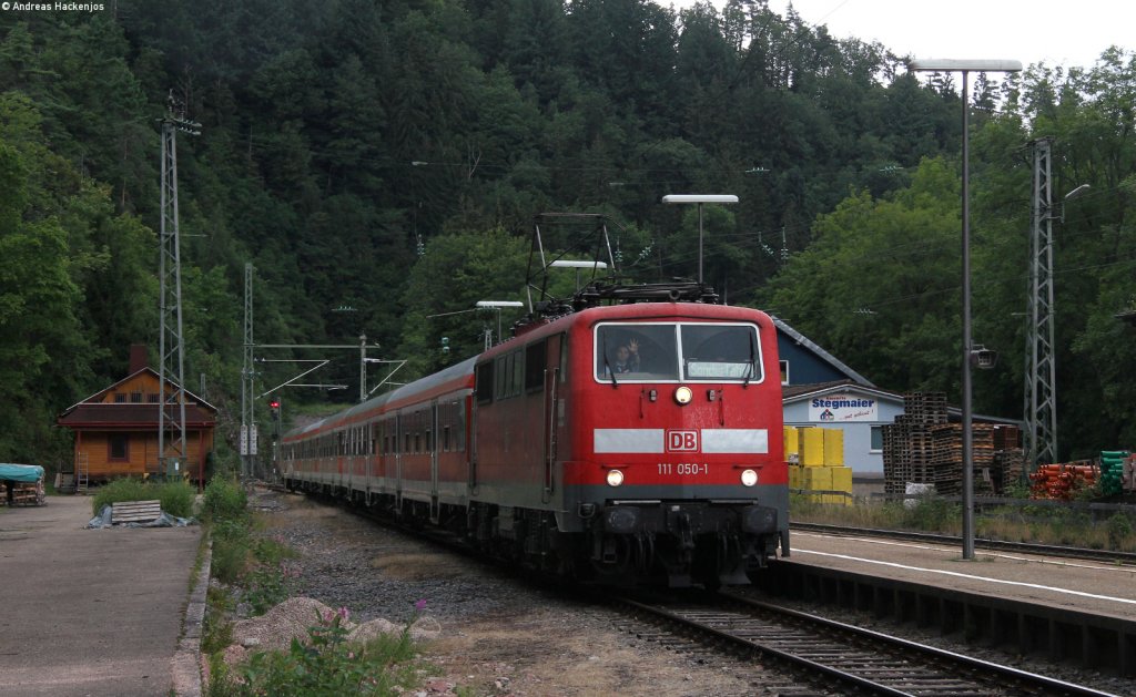 111 050-1 mit dem RE 26871 (Baden Baden-Triberg) bei der Einfahrt Triberg 26.8.12