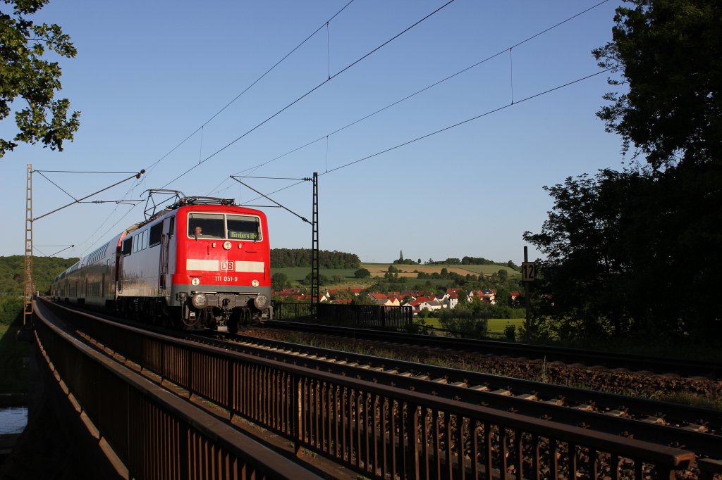 111 051-9 zieht ihren RE ber die Mariaorter Brcke in Richtung Nrnberg. 21.05.2012.
