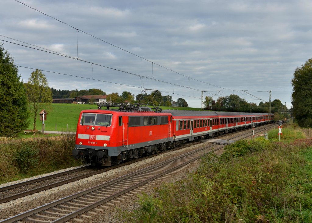 111 051 mit einem RE nach Salzburg am 13.10.2012 am B Vogl.