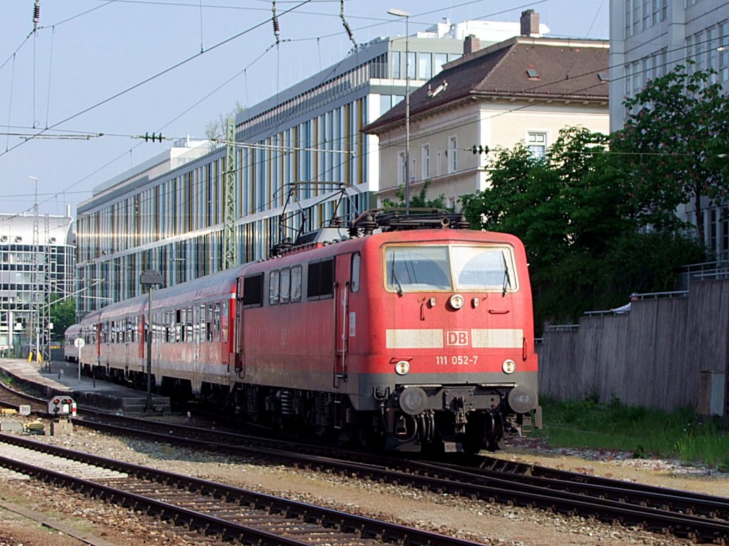 111 052-7 zieht RB-79083 aus dem Holzkirchner Bahnhof(Mnchen-Hbf Gleis 510);110513