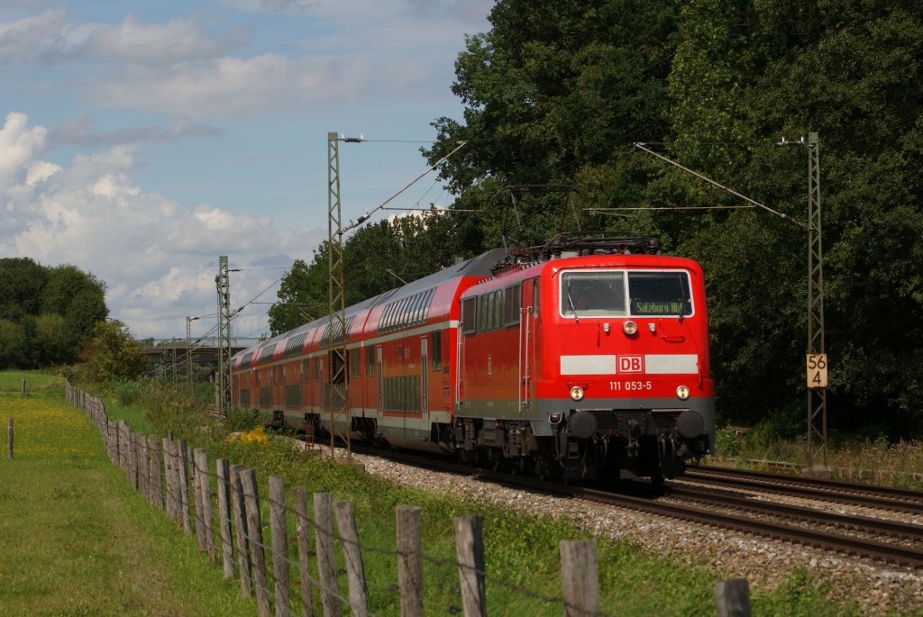 111 053-5 mit einem RegionalExpress nach Salzburg in Gro�karolinfeld am 13.08.2011