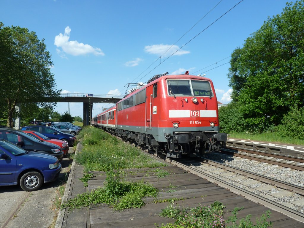 111 054 am 29.05.12 mit einer RB nach Basel Bad. Bf bei der Ausfahrt des Bahnhofs Orschweier.