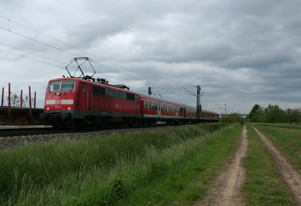 111 054 mit einer RB nach Offenburg am 23.05.13 bei Hgelheim.