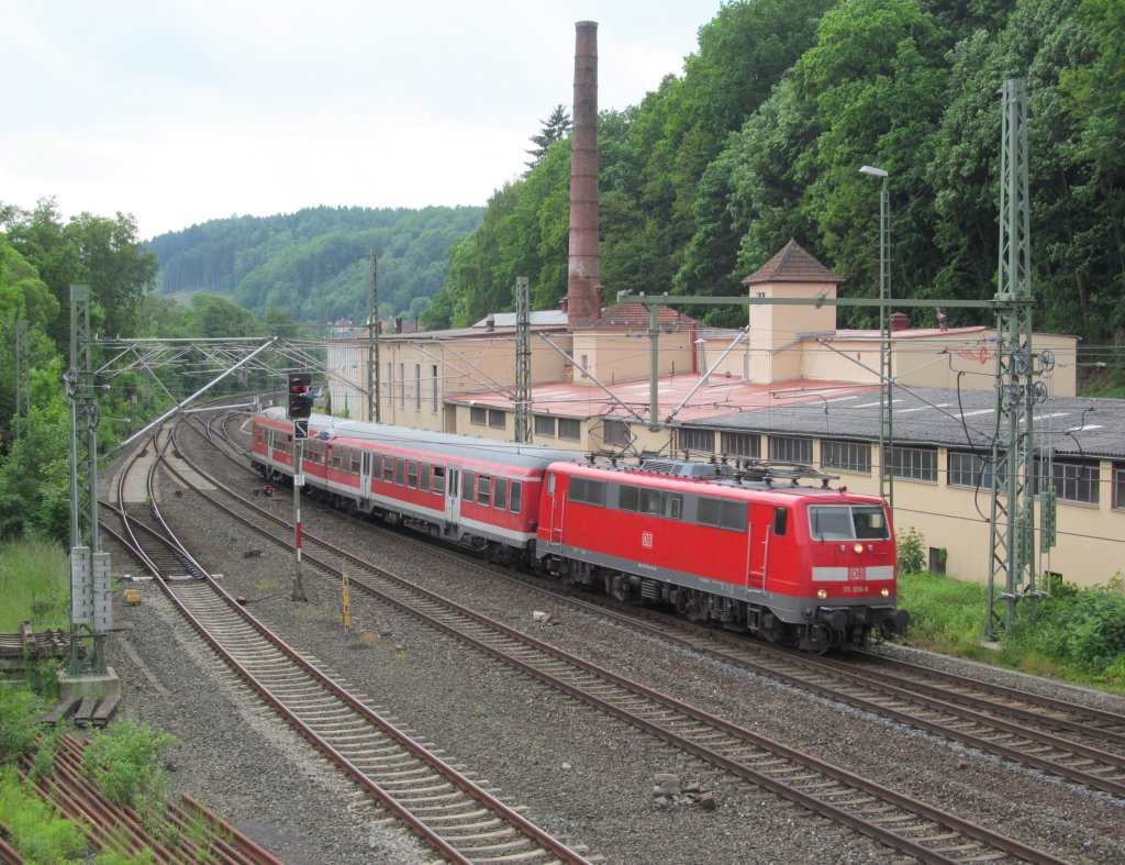111 056-8 erreicht am 07. Juni 2013 mit einer Regionalbahn aus Bamberg den Bahnhof Kronach.