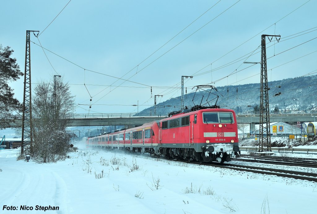 111 056-8 mit RE 4619 Frankfurt(Main)Hbf - Wrzburg Hbf,welcher an diesem Tag aus den sogenannten  Puma -Wagen bestand und am Zugende schiebt 111 200-2 nach,Gemnden/Main (Fotourlaub Gemnden 31.01.10)