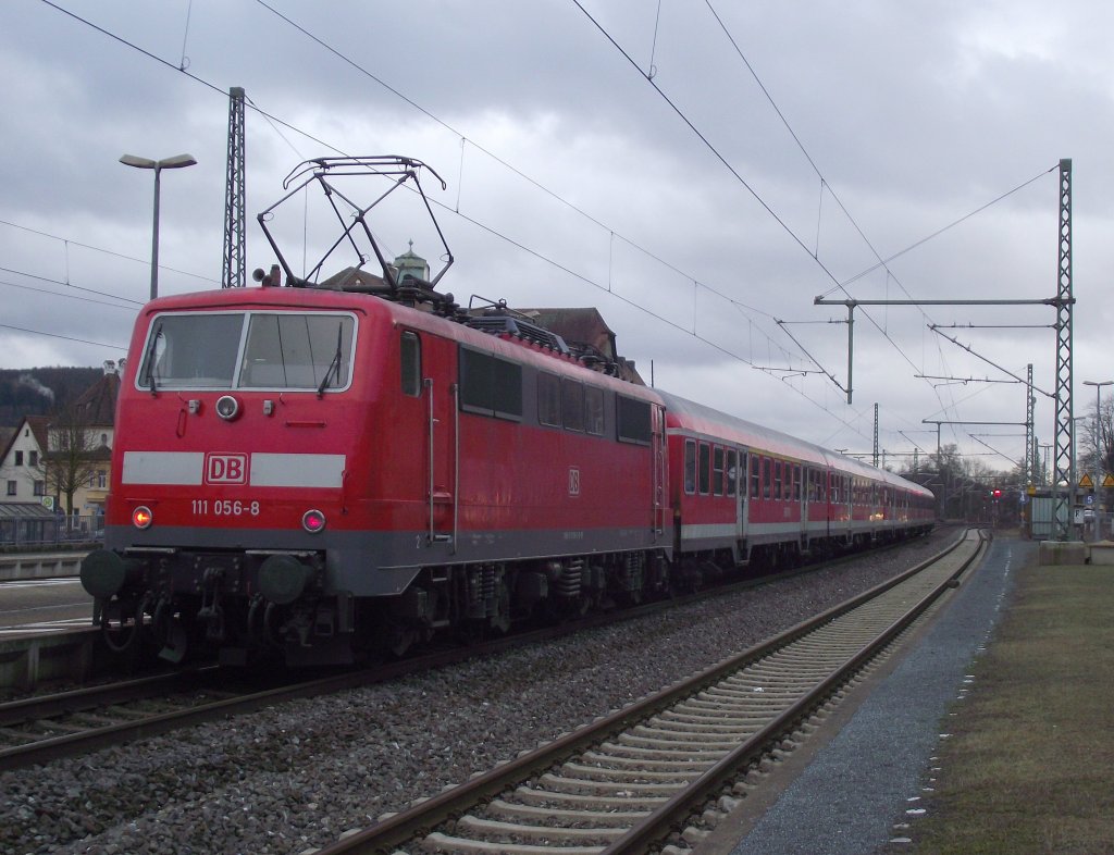 111 056-8 steht am 20. Januar 2111 mit einer Regionalbahn nach Bamberg auf Gleis 3 in Kronach.