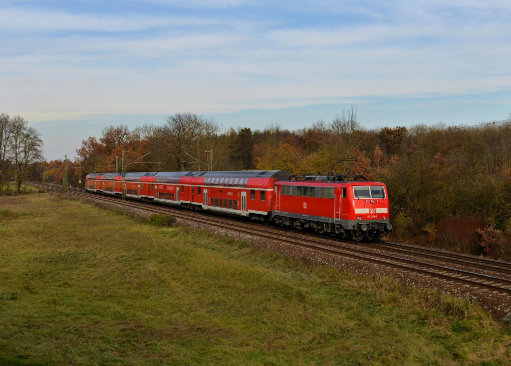 111 056 mit einem RE am 09.11.2012 bei Mnchen-Feldmoching.