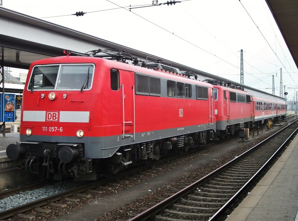 111 057 und 111 168 und 2 moderne n-Wagen stehen am 15.Januar 2012 im nrnberger Hbf. 111 057 rangierte dann noch auf die andere Zugseite.