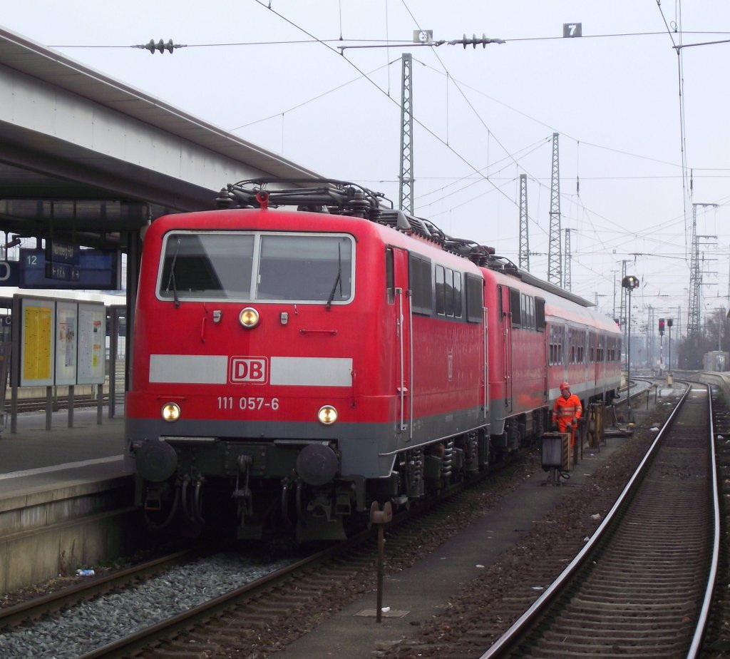 111 057-6 und 111 168-1 stehen am 15. Januar 2012 mit zwei n-Wagen im Nrnberger Hbf.