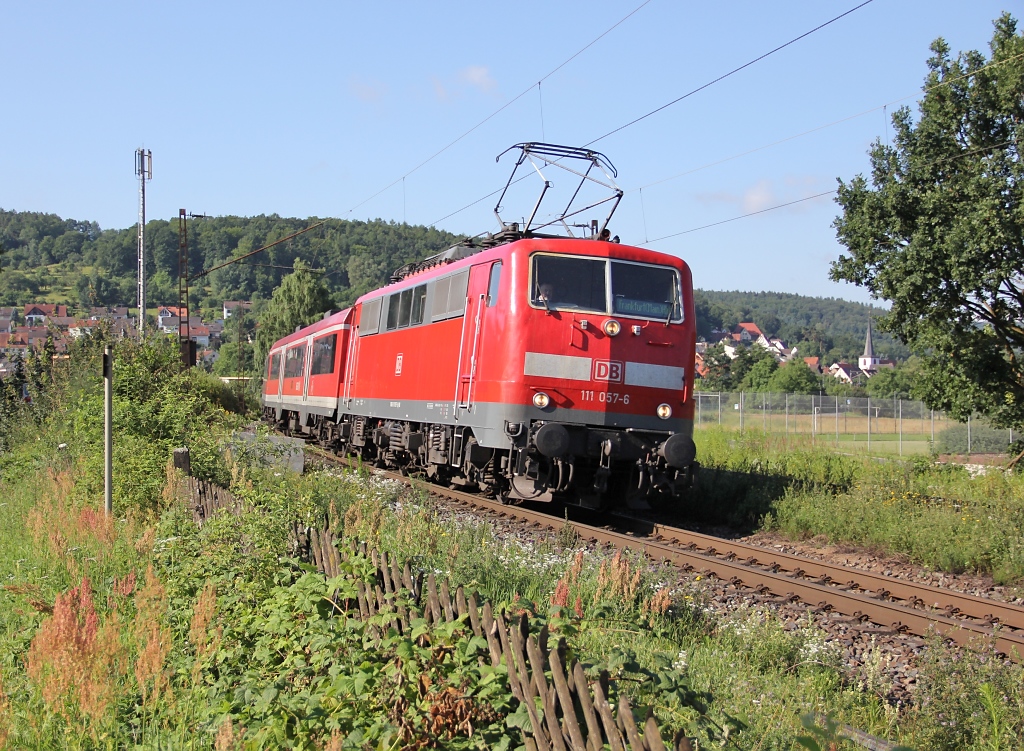 111 057-6 und 111 184-8 sandwichten diesen RE nach Frankfurt/Main Hbf. Aufgenommen am 10.07.2012 in Wernfeld.