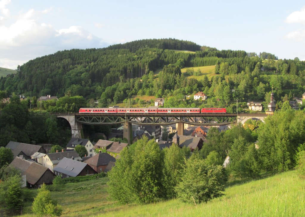 111 057-6 schiebt am 9. Juni 2012 drei n-Wagen als RB nach Saalfeld (Saale) ber das Trogenbachviadukt in Ludwigsstadt. 