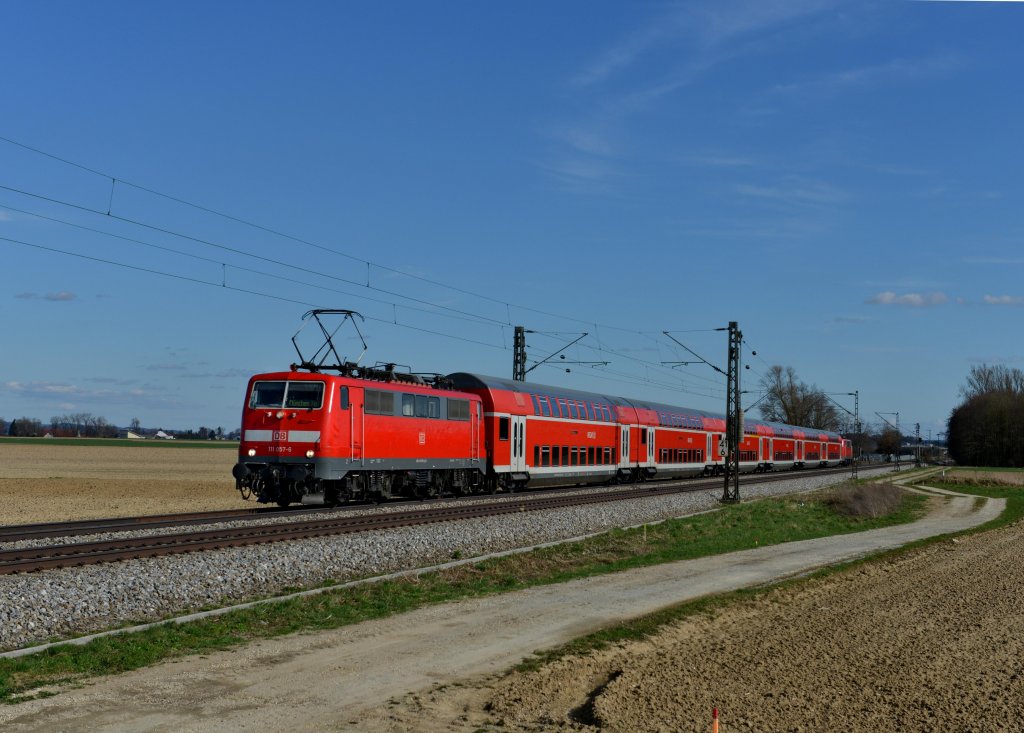 111 057 mit einem RE nach Mnchen am 14.04.2013 bei Langenisarhofen.