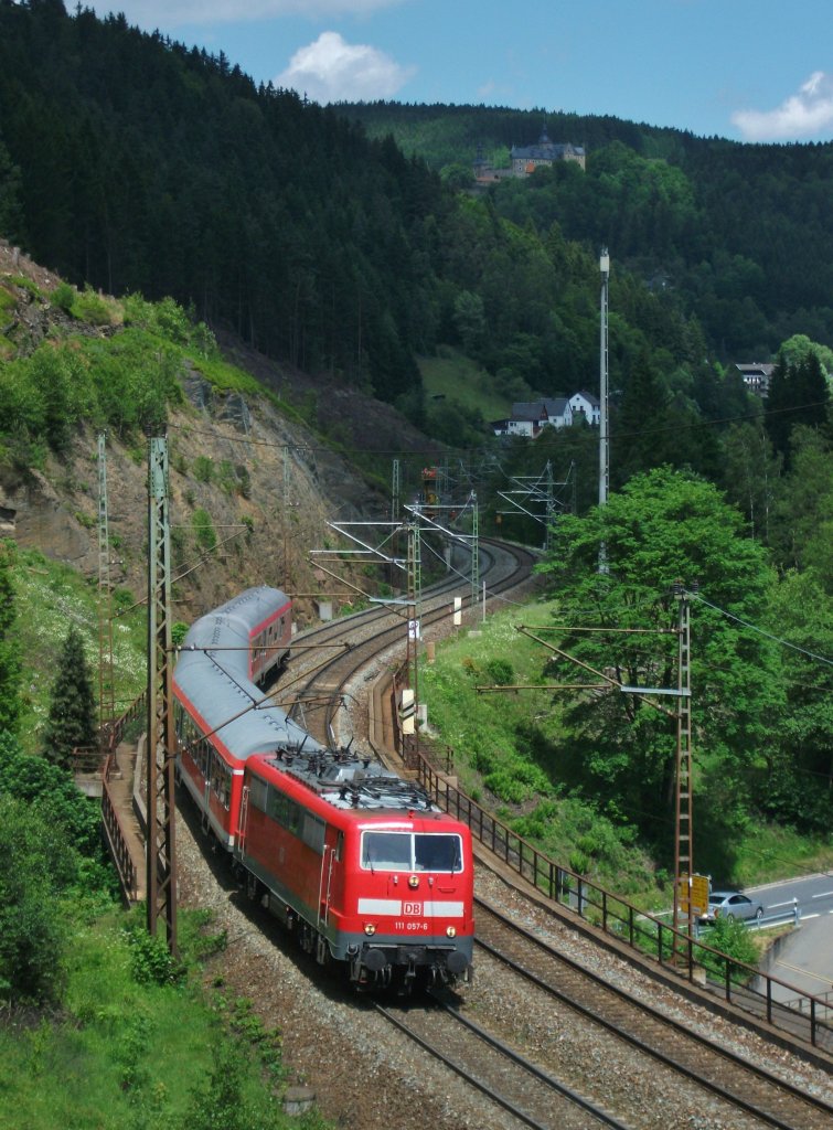111 057 zieht eine RB nach Bamberg am 09.Juni 2012 bei Lauenstein(Oberfr) Richtung Ludwigsstadt.