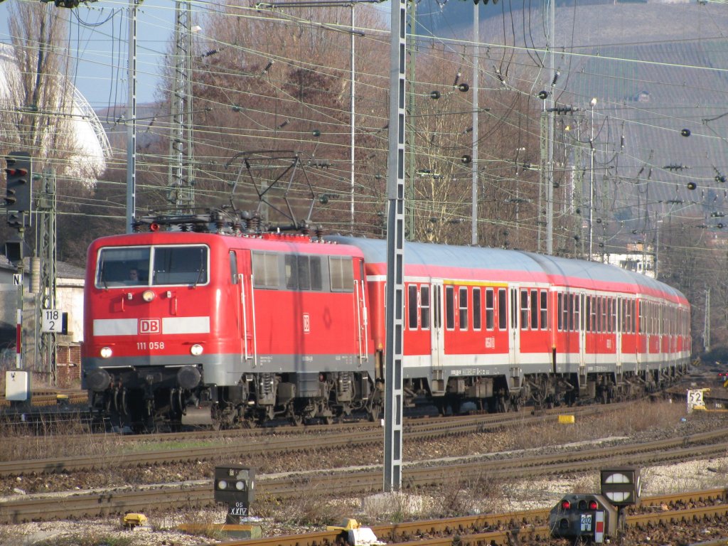 111 058 bei der Einfahrt in den Heilbronner Hbf am 14.12.2009