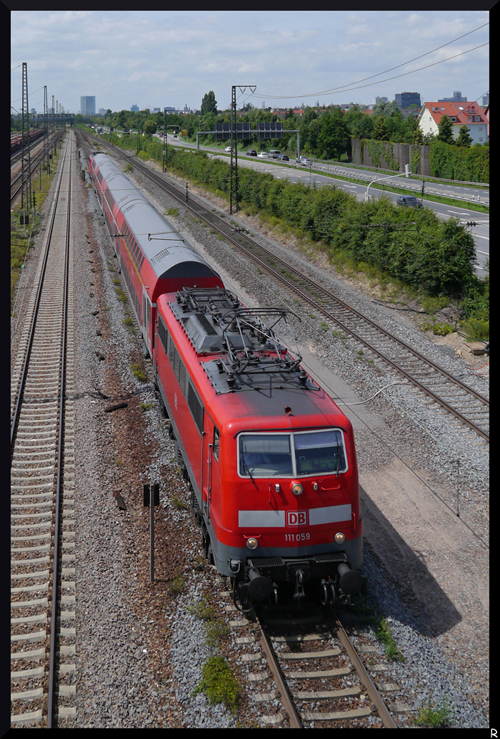 111 059-2 befrdert mit 111 193-9 einen aus Dostos bestehenden RE von Mannheim nach Frankfurt. (Neuhermsheim, 01.07.2013)