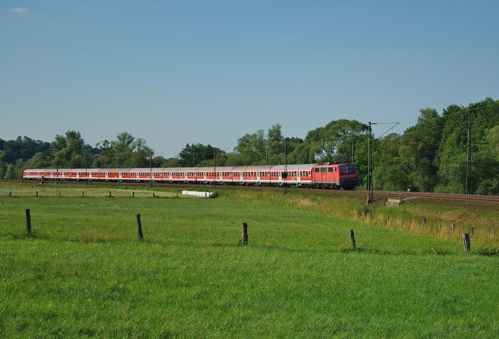 111 059-2 schiebt ihren RE in Richtung Bebra aus Frankfurt kommend. Aufgenommen am 19.07.2010 bei Hermannspiegel.