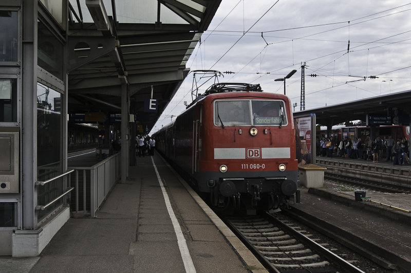 111 060-0 mit zustzlichem Zug RE 31521 (Offenburg - Freiburg(Breisgau) Hbf) am 8. August 2010 in Offenburg.
