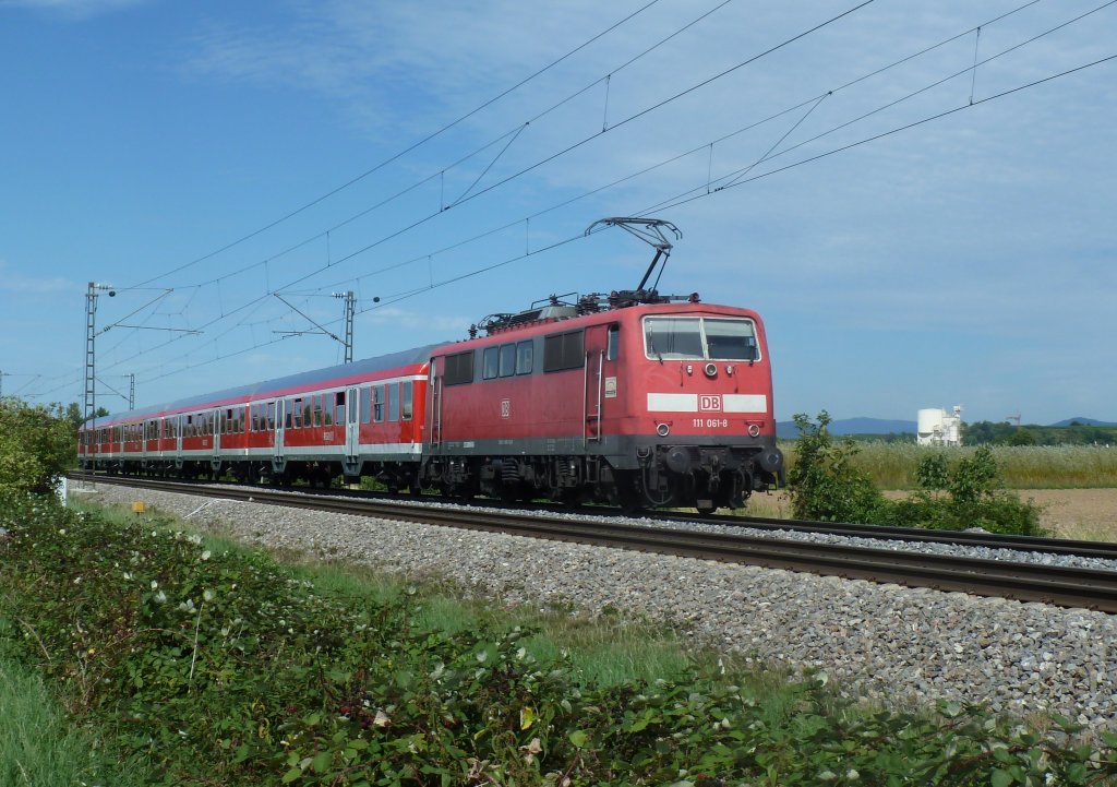 111 061-8 mit einer RB nach Offenburg im Sommer 2011 zwischen Mllheim (Baden) und Buggingen.