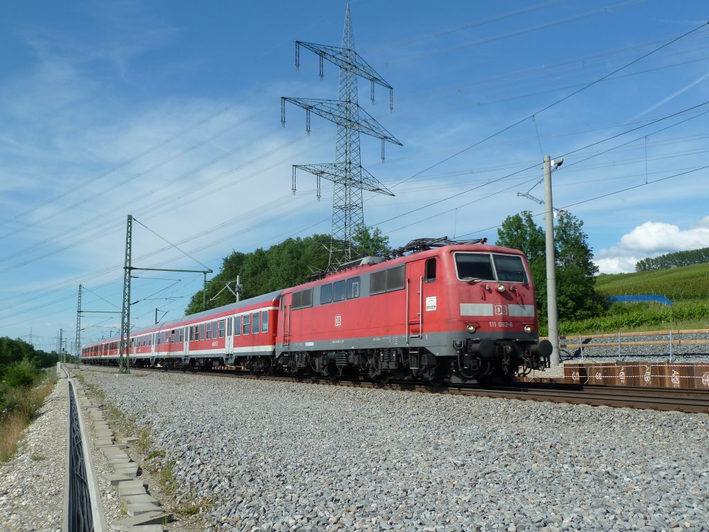 111 062-6 mit einer RB nach Basel Bad. Bf am 14.06.12 sdlich von Schliengen.