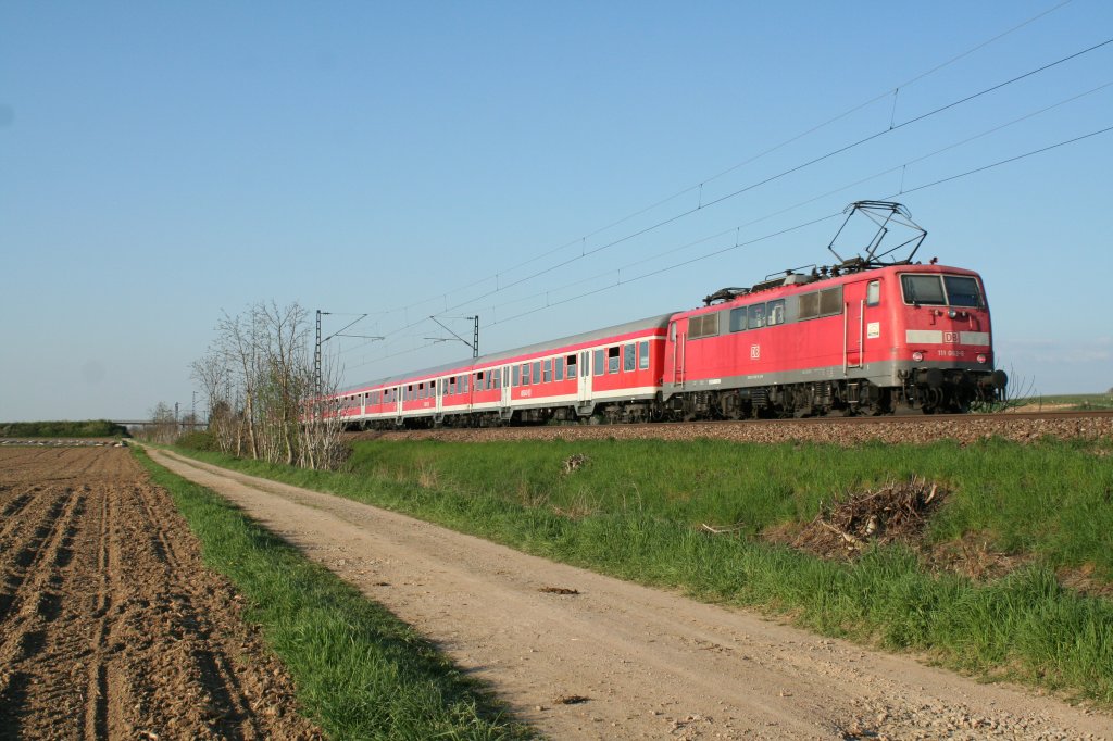 111 062-6 mit einer RB nach Offenburg am Abend des 25.04.13 bei Hgelheim.