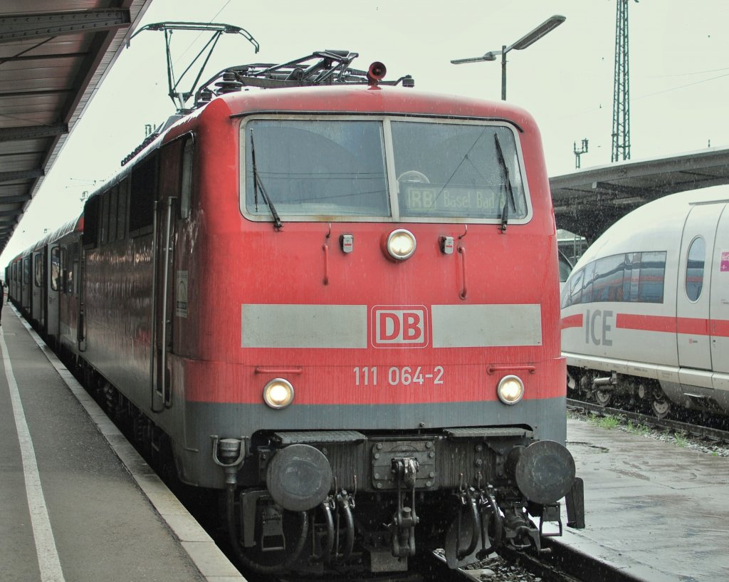 111 064-2 mit RB nach Basel Bad Bf bei Aufenthalt in Bf Offenburg am 29.07 2010.