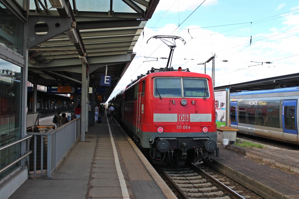 111 064 am 21.06.2013 mit dem RE 26512 von Basel Bad Bf nach Offenburg. Hier steht der Zug im Endbahnhof, und wird dann als RE 26523 wieder nach Basel Bad fahren. Die 111er ist nur Ersatzweise fr eine 146.1 oder 146.2 im RE-Dienst auf der KBS 703 unterwegs.