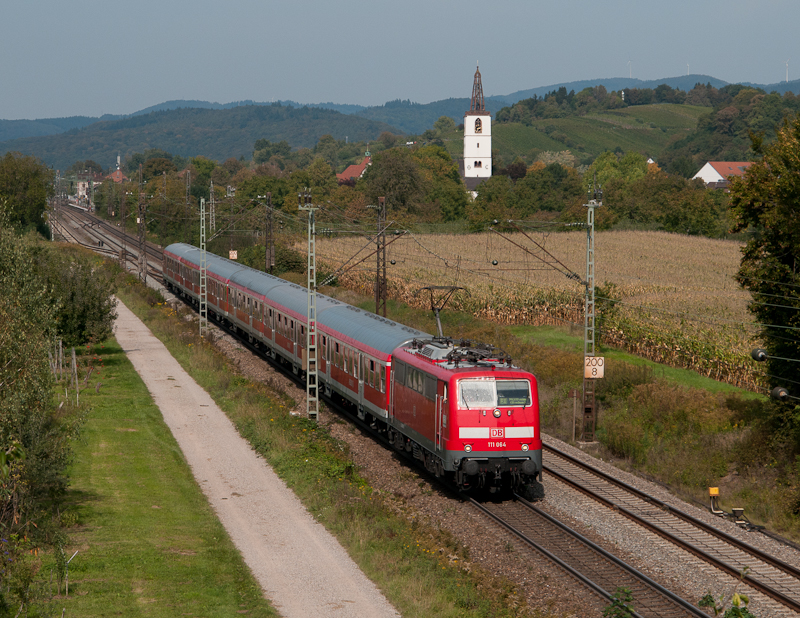 111 064 am 25. September 2011 mit der RB 26619 (Emmendingen - Mllheim(Baden)) [Sonderleistung] bei Denzlingen.