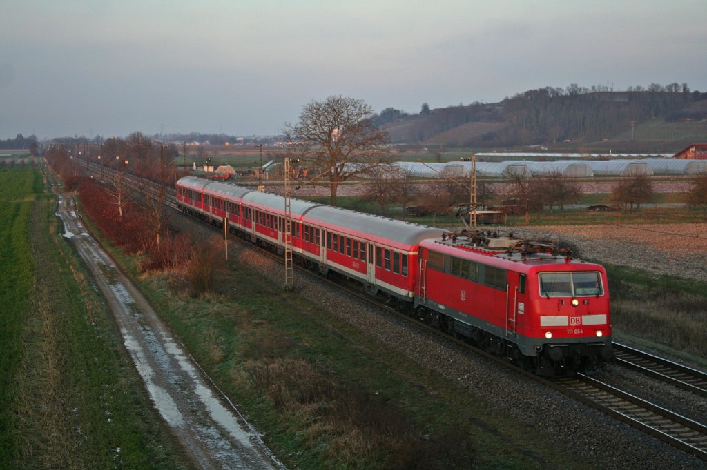 111 064 fuhr mit einer RB nach Neuenburg (Baden) ihrem letzten Zwischenhalt Mllheim (Baden) entgegen. Aufgenommen am 08.12.12 bei Hgelheim.