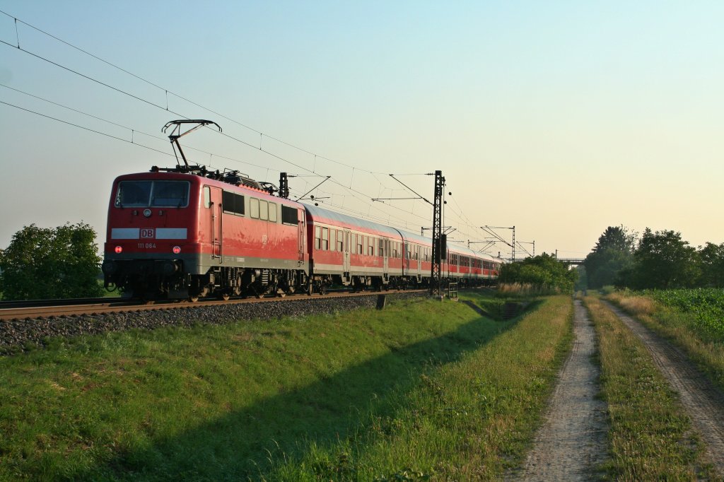 111 064 mit der RB 26540 am frhen Morgen des 08.07.13 auf dem Weg von Basel Bad. Bf nach Offenburg auf der Hhe des Weinorts Hgelheim.