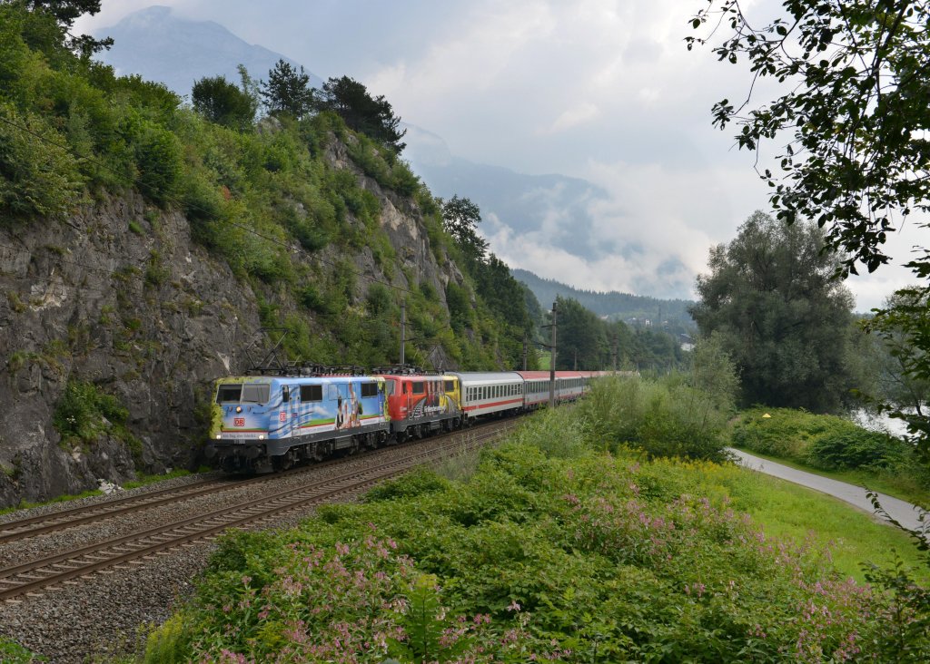 111 066 + 111 024 mit EC 1289 am 11.08.2012 unterwegs bei Jenbach.