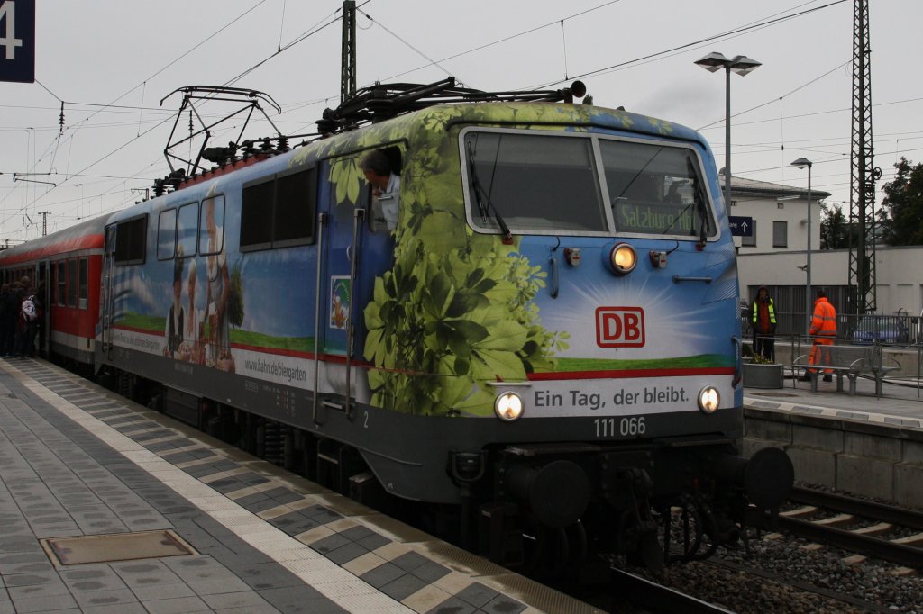 111 066-7 der DB Bayern mit Werbung fr die Schnsten Biergrten vor dem RE Mnchen-Salzburg am 15.10.2012 im Bahnhof Rosenheim.