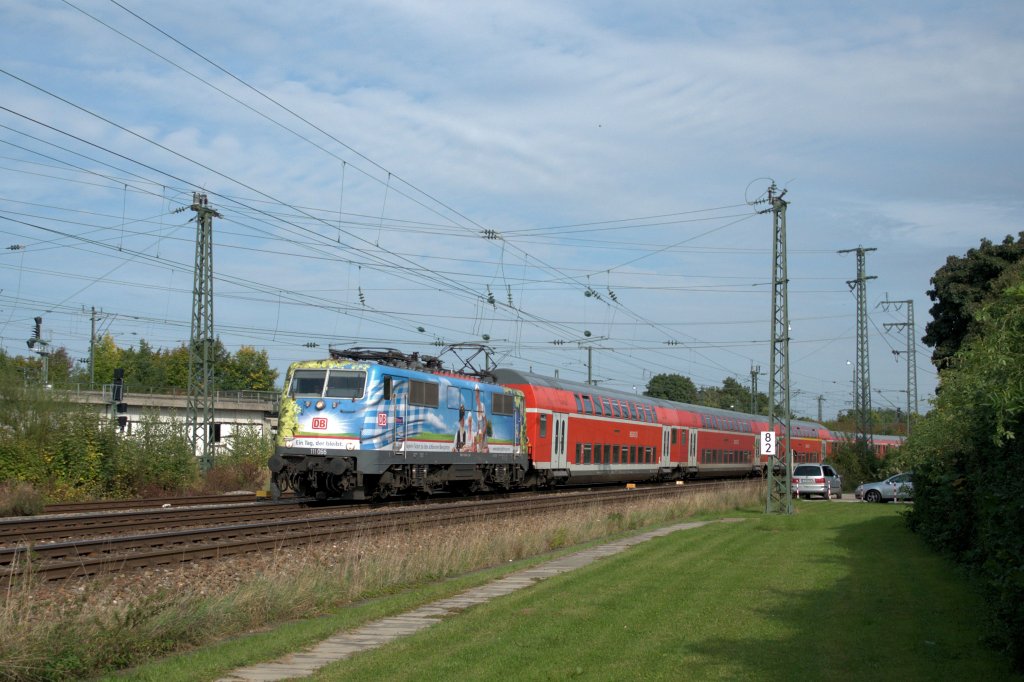 111 066 am 23.09.12 mit der RB nur nach Tutzing an den Kleingrten an der Volmstrae in Mnchen-Pasing