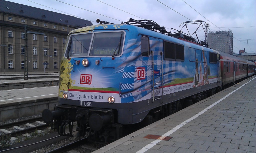 111 066  Biergarten  steht am 03.07.2012 mit einer Regionalbahn in Mnchen Hbf. Ziel des Zuges wird Garmisch-Partenkirchen sein. 