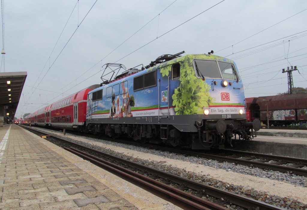 111 066  Biergarten  steht am 05. September 2012 mit einem RE nach Nrnberg Hbf im Augsburger Hbf.