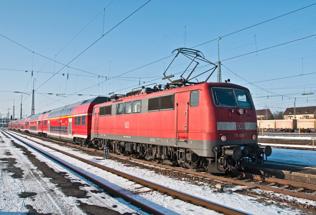 111 066 mit dem Salzburg-Mnchen Express bei der Abfahrt aus Freilassing am 16.01.2010.